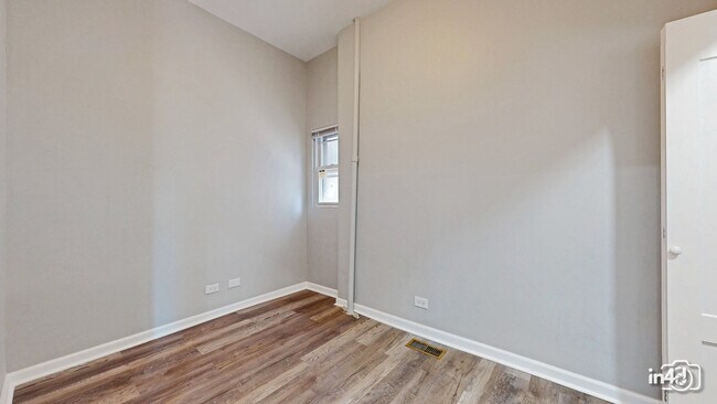 Building Photo - 115 S Paulina St