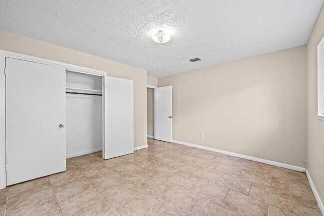 Building Photo - 11111 Longcommon Dr