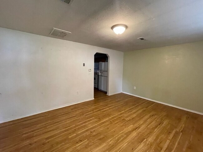 Building Photo - Cute 2 Bedroom Available Now!