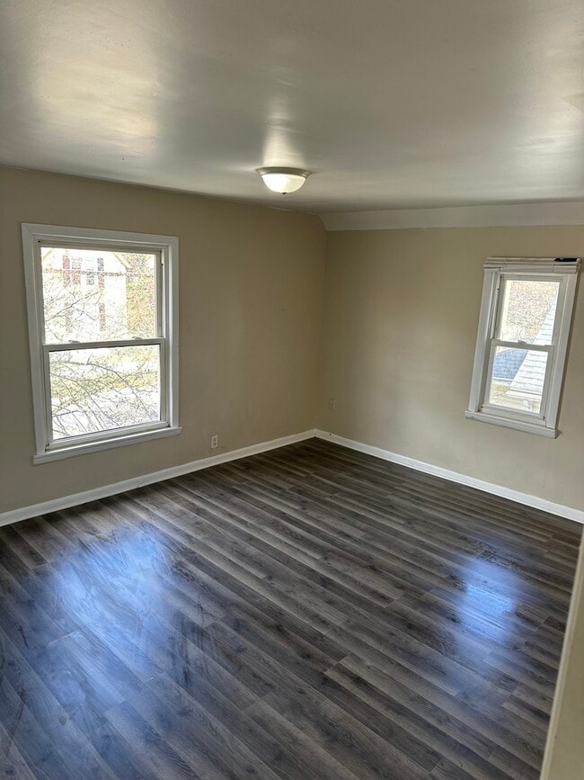 Building Photo - 554 W Station St