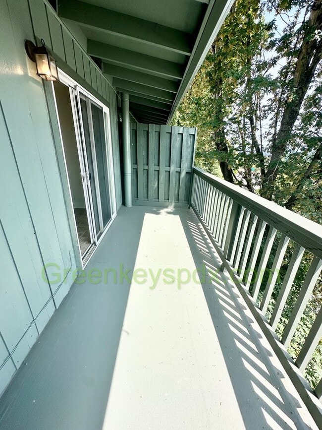 Building Photo - Wow! Spacious, Move-in Ready 2-bedroom 1-b...