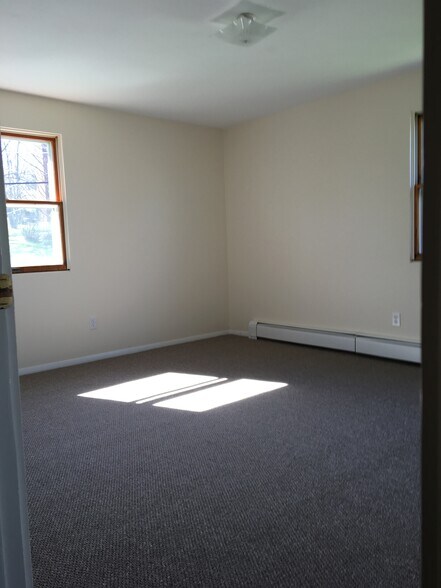 Building Photo - 916 Squires Ave