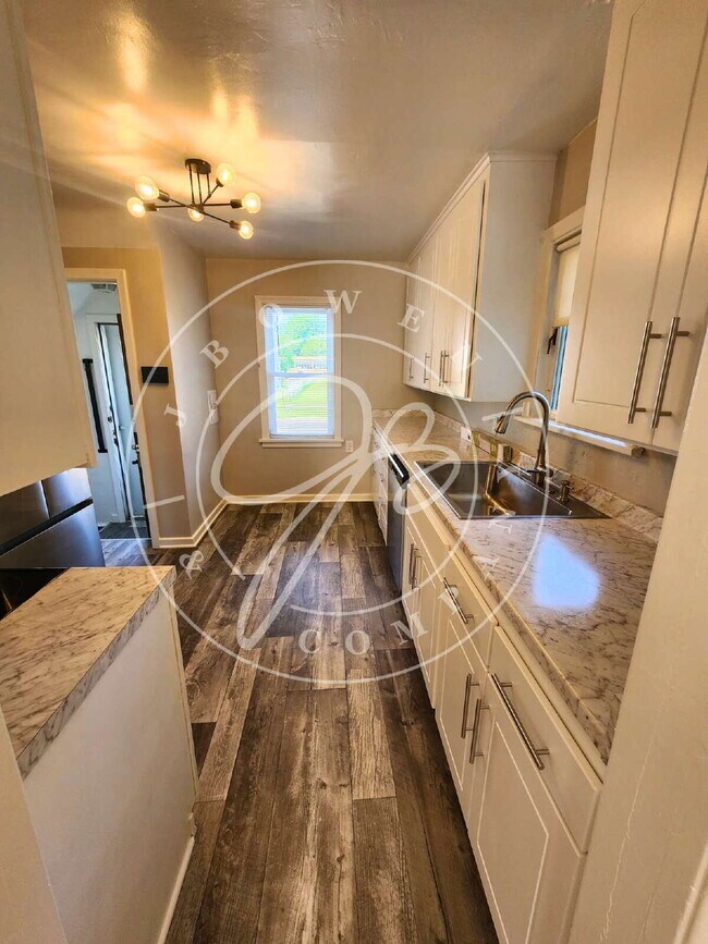 Building Photo - Move-In Ready! Spacious 4–5 Bedroom Home w...