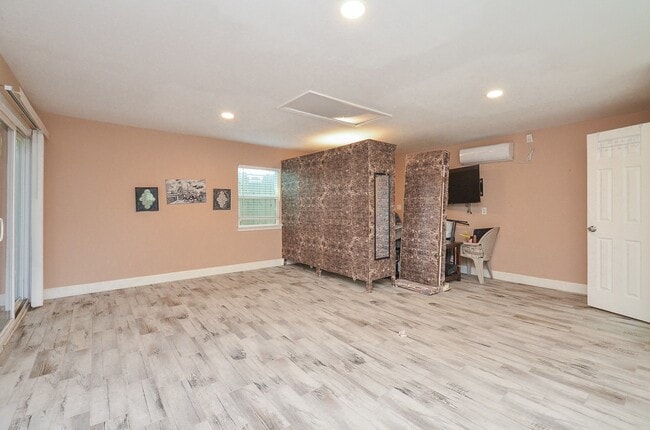 Building Photo - 9606 Highmeadow Dr