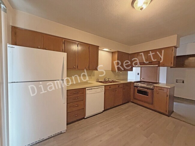 Building Photo - Cute 2 bedroom Duplex Unit Available Now!