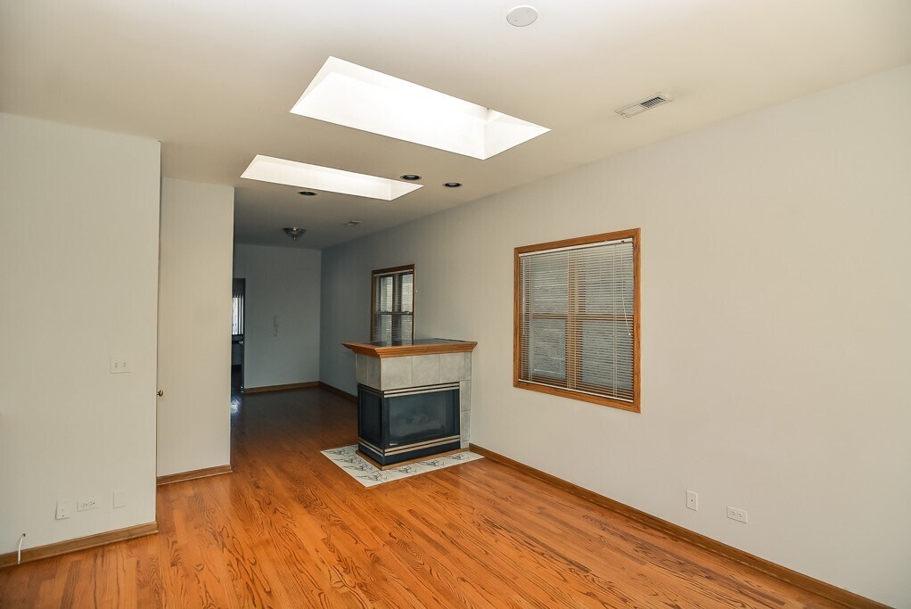 Building Photo - 3721 N Janssen Ave