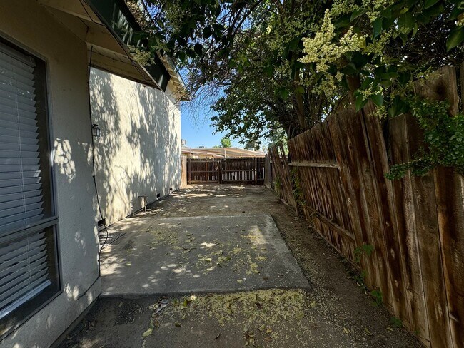 Building Photo - 4800 Summertree Ln