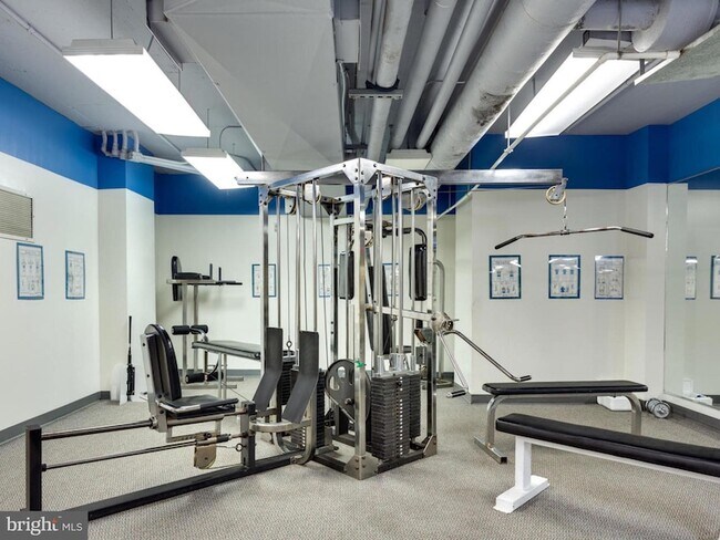Building Photo - 2300 Pimmit Dr
