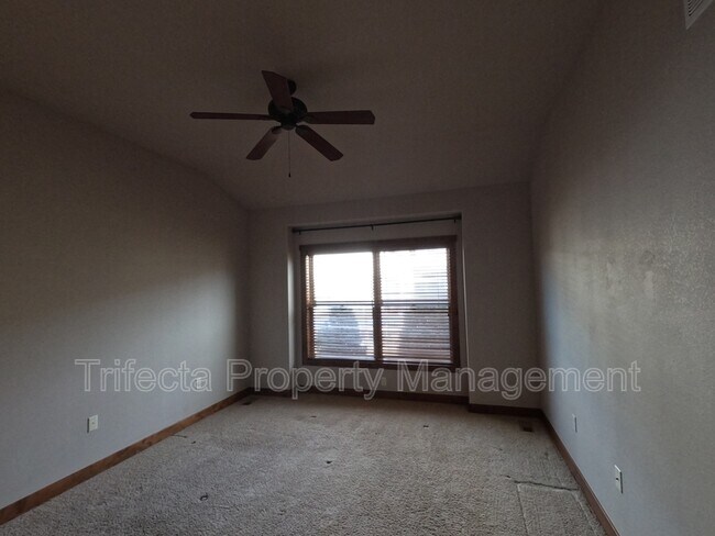 Building Photo - 1032 Hessen Dr