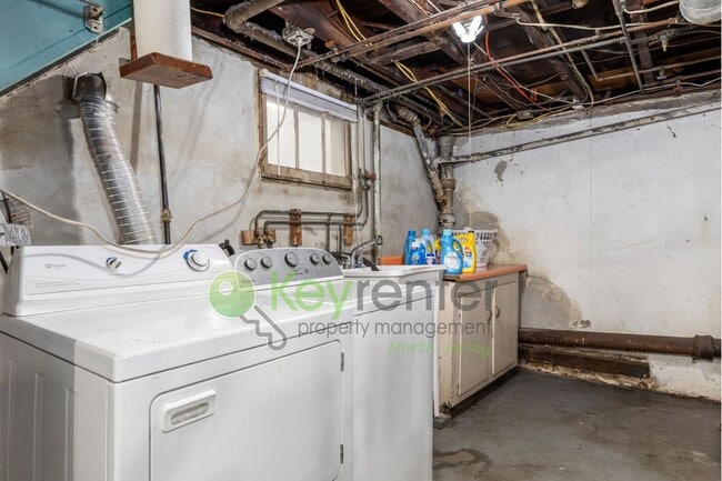 Building Photo - Spacious 3-Bed, 2-Bath First-Floor Unit wi...
