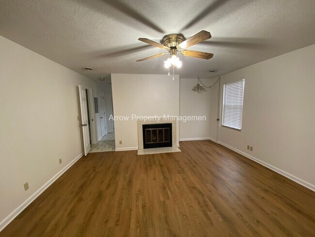 Building Photo - 2 Bedroom / 2.5 Bathroom / Amenities Include Pool & Tennis Courts / Assigned Parking / Minutes to...