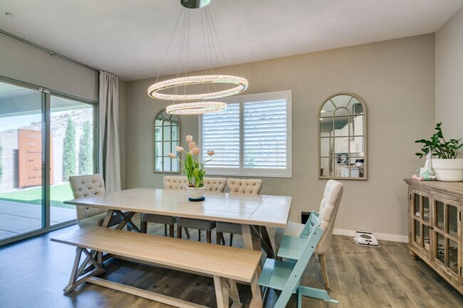 Building Photo - Luxury Rental with Mountain Views in Gated Henderson Community