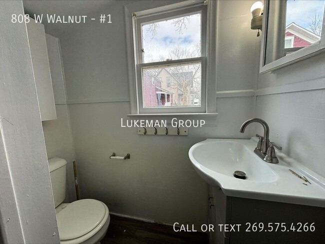 Building Photo - 808 W Walnut St