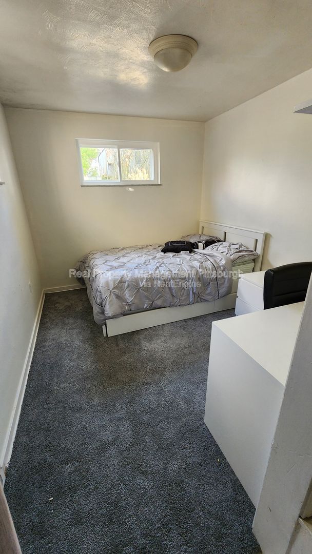 Building Photo - 433 Ella St