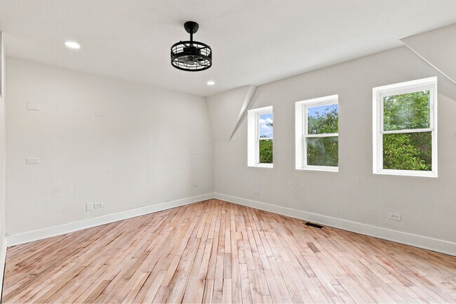 Building Photo - 3619 S Giles Ave