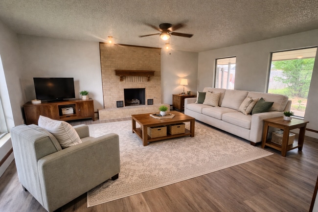 Building Photo - 325 E Parkland Dr