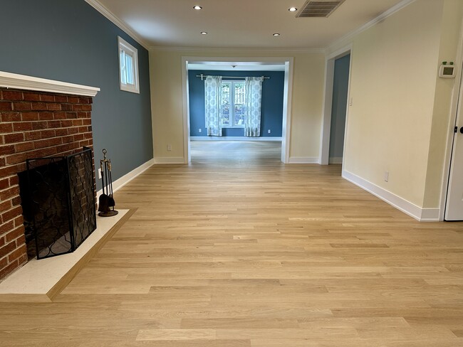 Building Photo - 2739 Woodley Pl