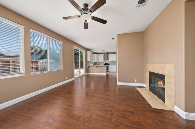 Building Photo - Spacious 4 Bedroom, 2.5 Bath Home in Sacra...
