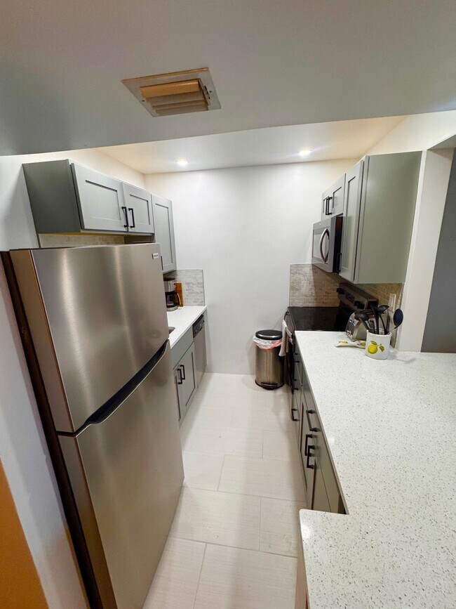 Building Photo - 2565 S Ocean Blvd