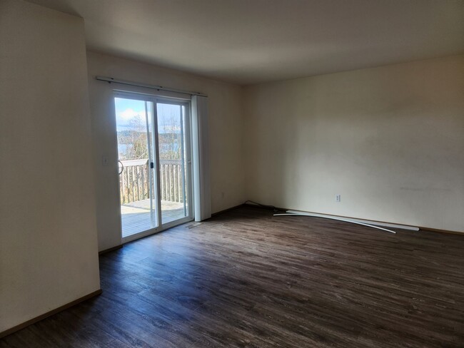 Building Photo - 3 bedroom overlooking Silverdale