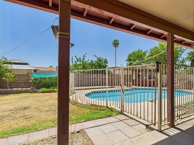 Building Photo - Private Pool - No HOA