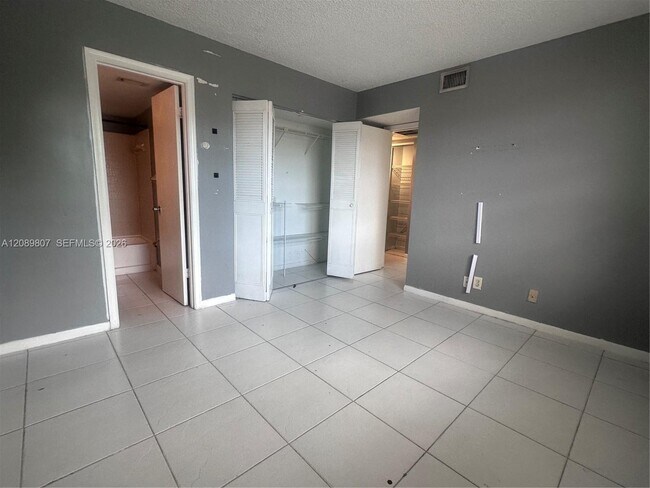 Building Photo - 821 Twin Lakes Dr