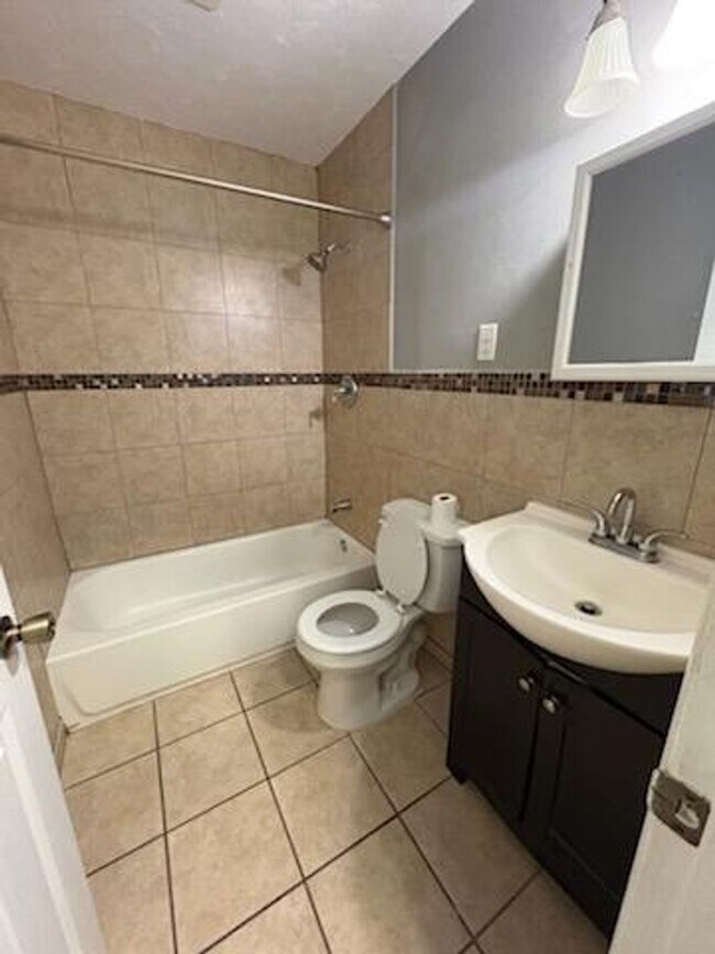 Building Photo - 2668 Vernon Dr