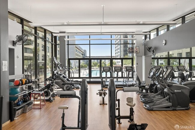 Building Photo - 260 King St