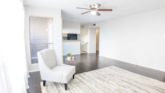 Building Photo - 8020 Braesmain Dr