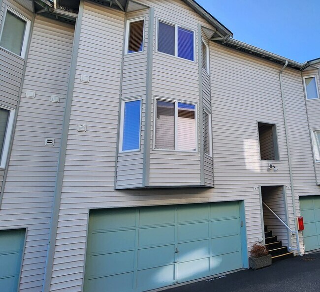 Primary Photo - Spacious 2 bedroom Townhome w/ 2 car garage