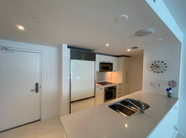 Building Photo - 6801 Collins Ave