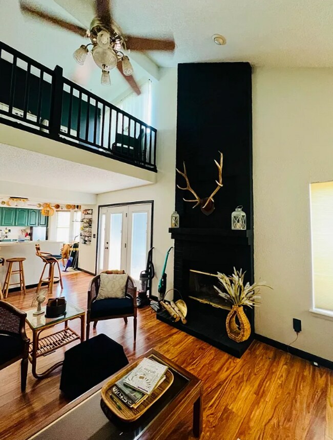 Building Photo - Room in a large shared home, great neighborhood, friendly roommates!