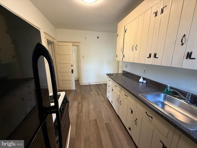 Building Photo - 305 W Wayne Ave