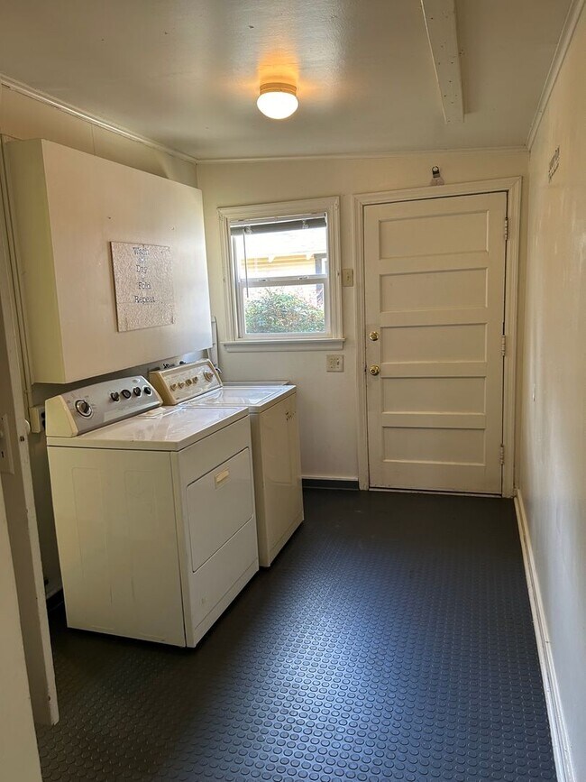 Building Photo - 3 Bedroom on large corner lot!
