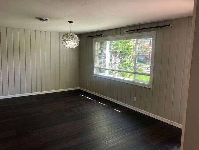 Building Photo - Darling 3 bedroom bungalow in Ferry St Bridge neighborhood!