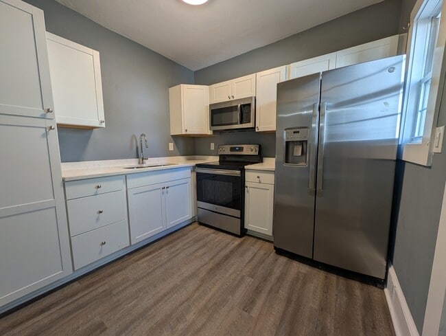 Building Photo - 1017 Ferdinand Ave SW