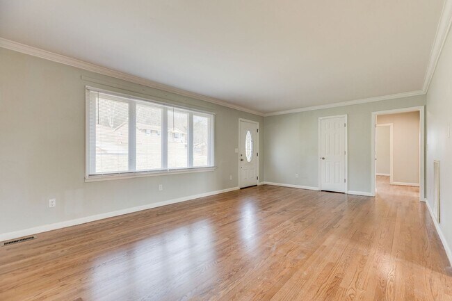 Building Photo - 606 Pine Ridge Rd