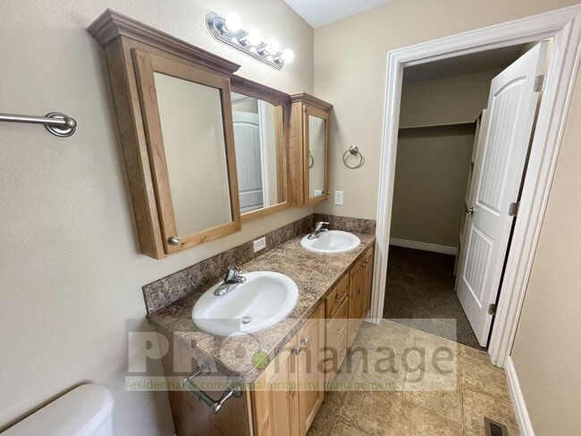 Building Photo - 4 Bed, 3 Bath Town Home w/ 2 Car Garage - Ammon