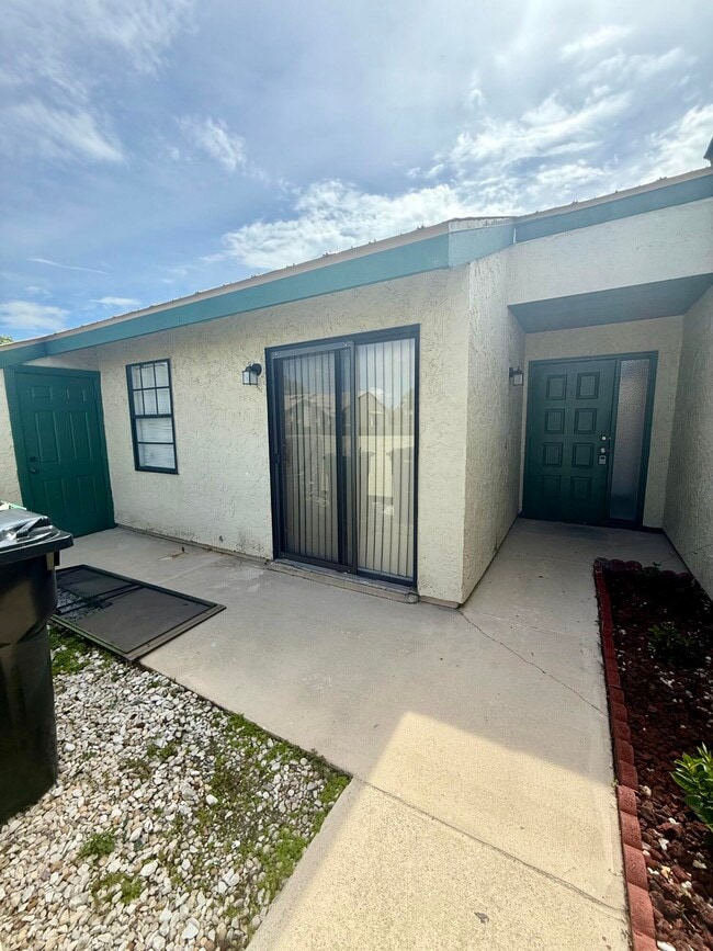 Building Photo - 614 SW Jeanne St