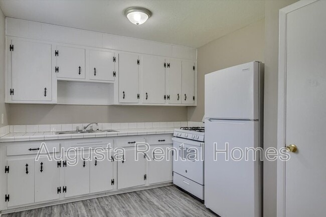 Building Photo - 320a Verdery Dr