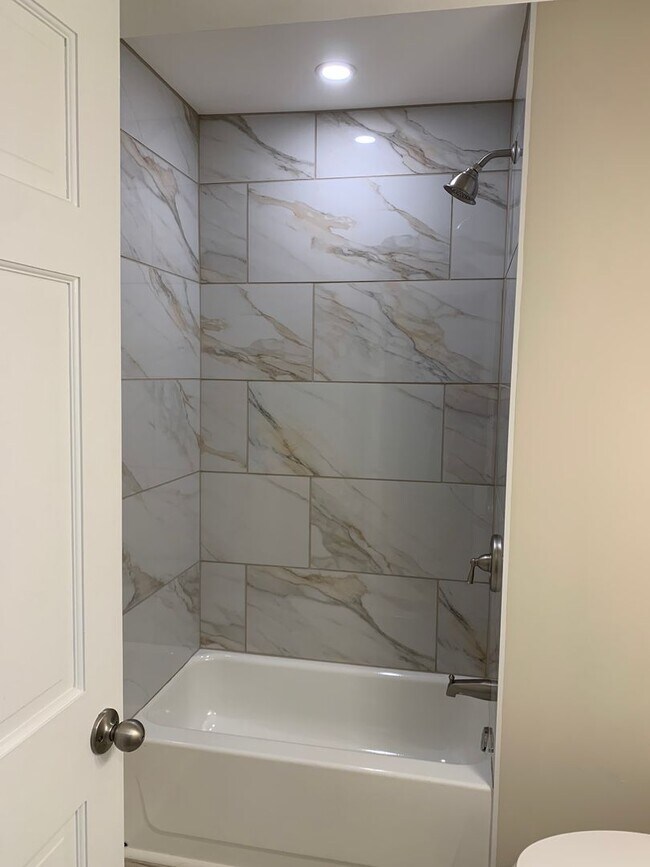 Building Photo - 824 E High St