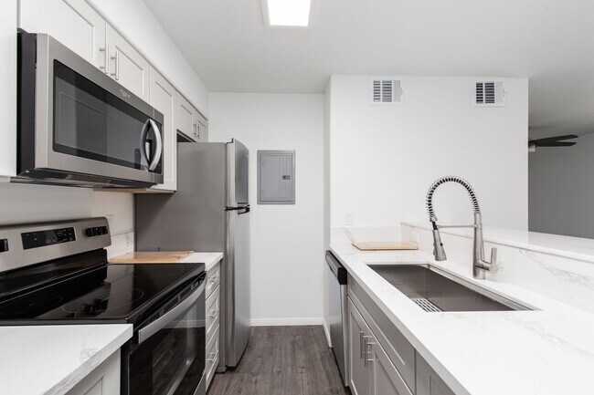 Building Photo - Completely remodeled studio unit overlooki...