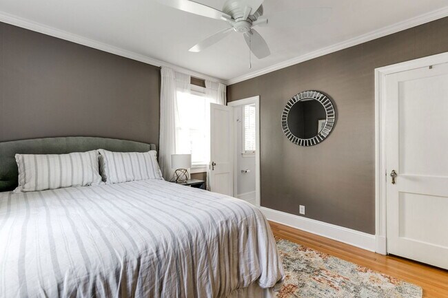 Building Photo - 5000 Bromley Ln