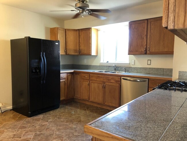 Building Photo - Charming 3 Bed 2 Bath!