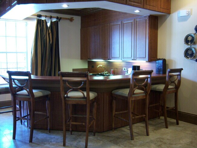 Building Photo - 818 Villa Cir