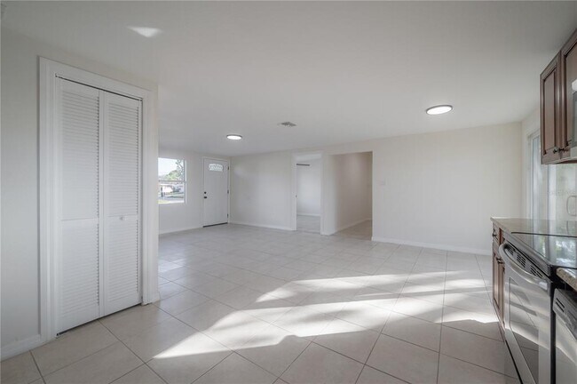 Building Photo - 4002 W Fairview Heights