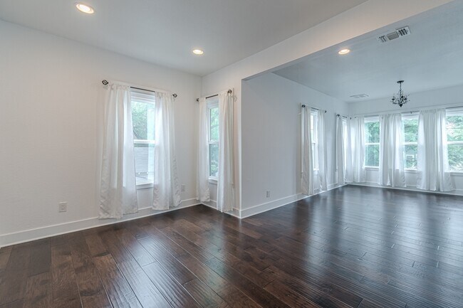 Building Photo - 311 W Mistletoe Ave