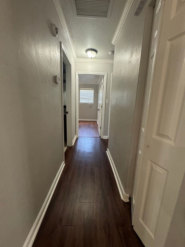 Building Photo - 3BR/2.5BA Off Lake Braford
