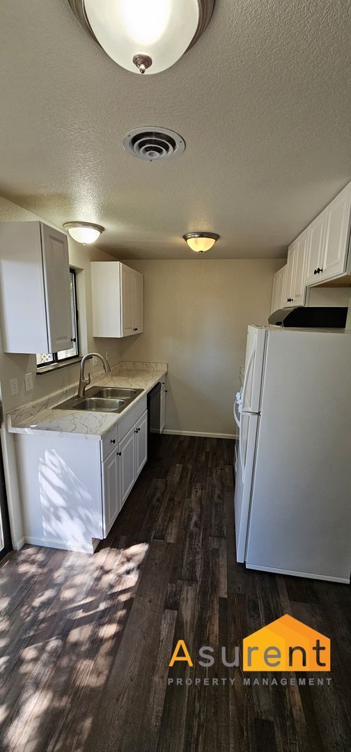 Building Photo - Fully Remodeled Duplex Available Soon!