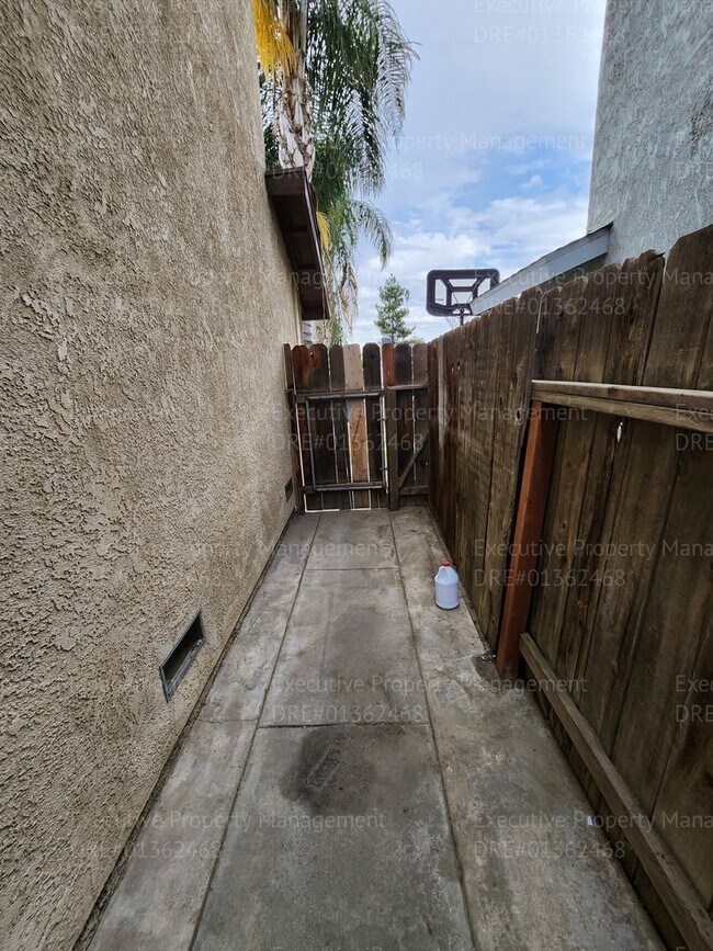 Building Photo - 3 bedrooms /2.5 bath two-story gem boasts ...